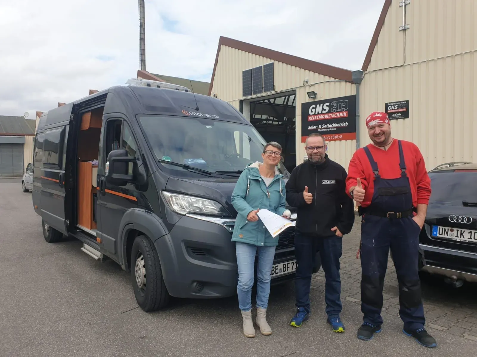 Werkhalle von GNS Reisemobiltechnik mit Reisemobilen
