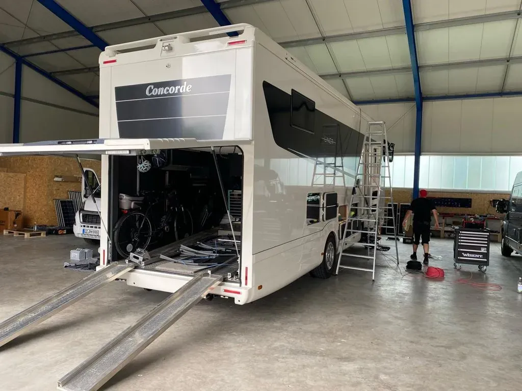 Wohnmobil beim Umbau in der Halle