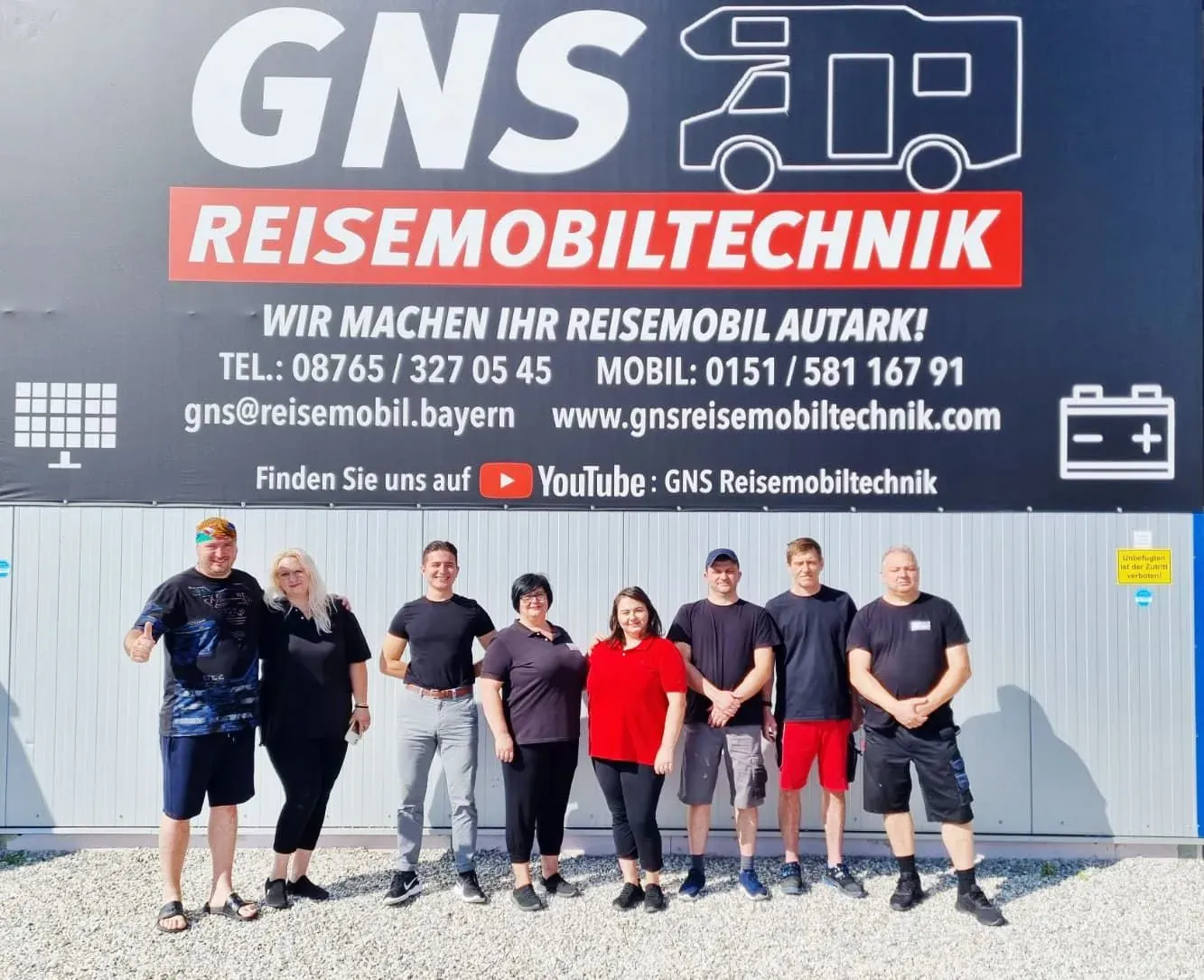 Kundenfahrzeug vor dem GNS-Standort